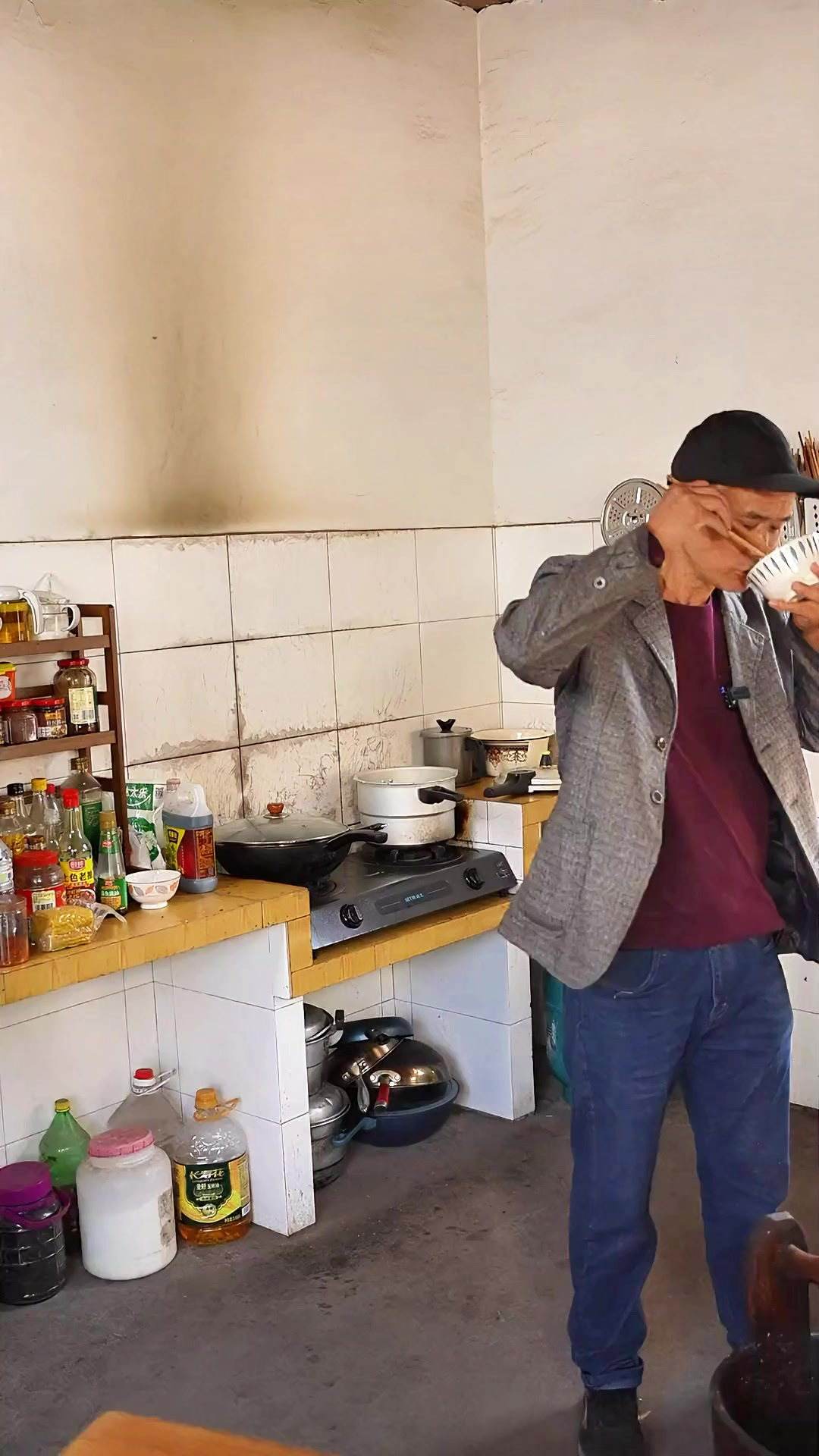 大姐真不愧是豆腐专家，做的豆腐炸香以后外酥里嫩
