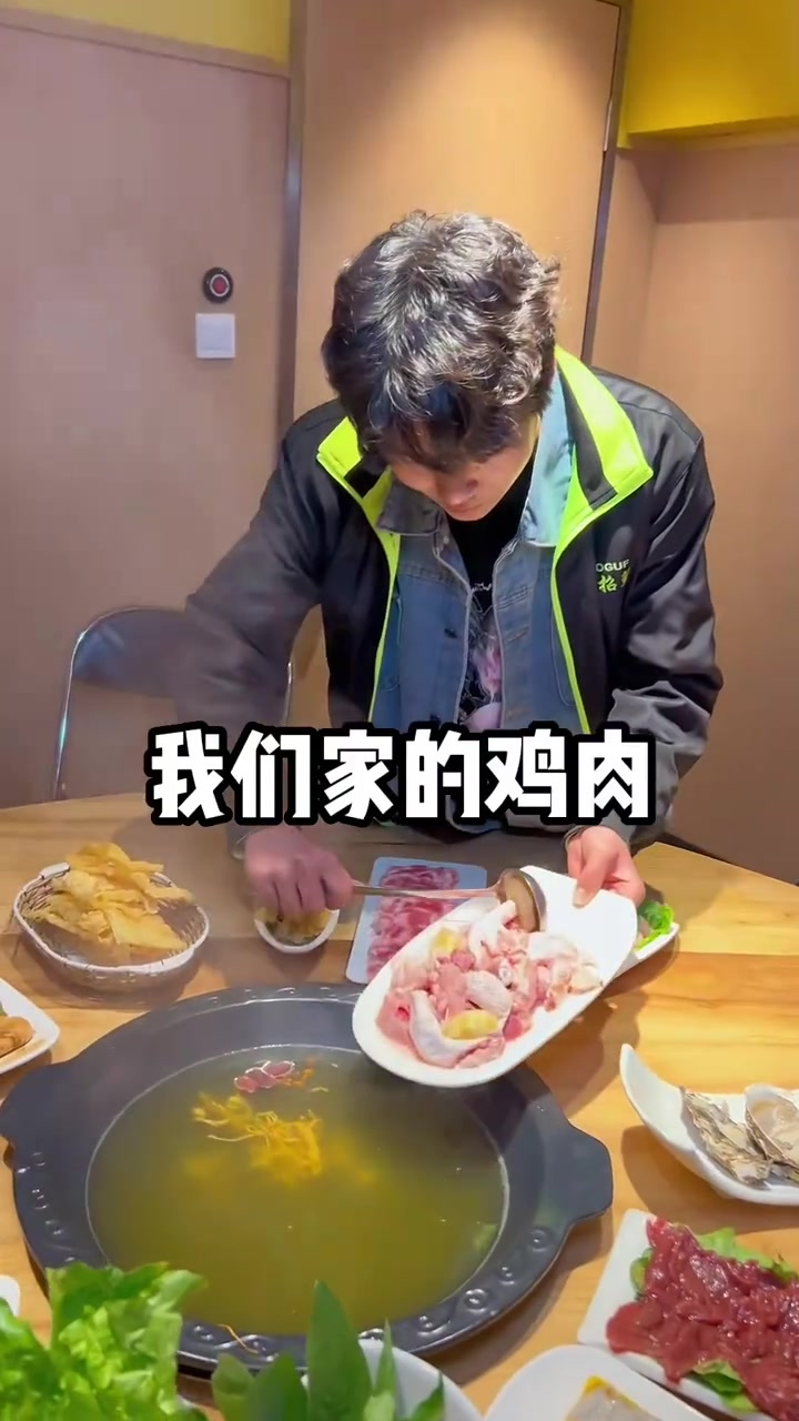 这一锅加了鸡腰子和生蚝的,没有人能抵抗的了它的鲜味吧