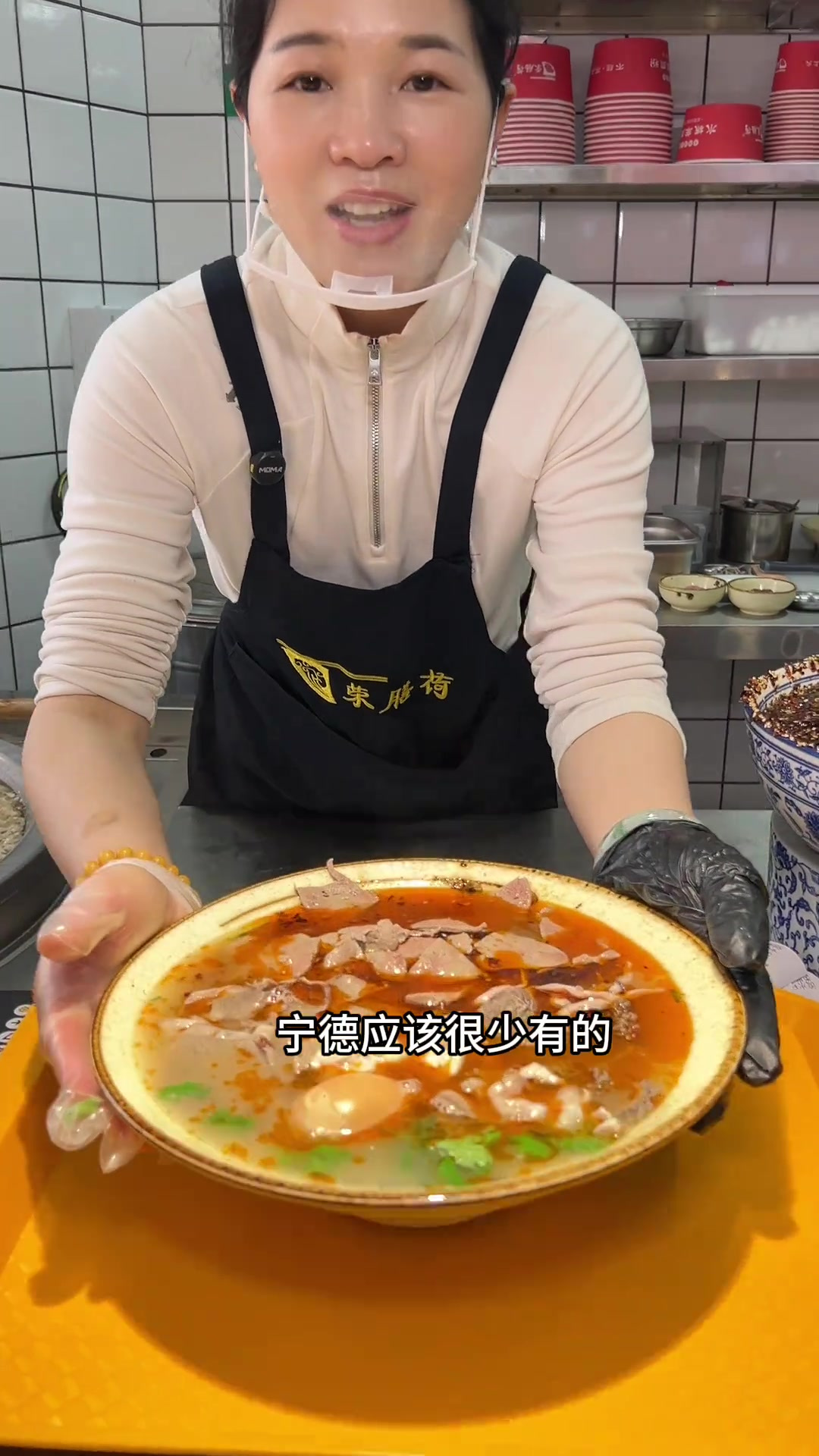 这碗热乎乎的羊肉粉下肚,整个人神清气爽