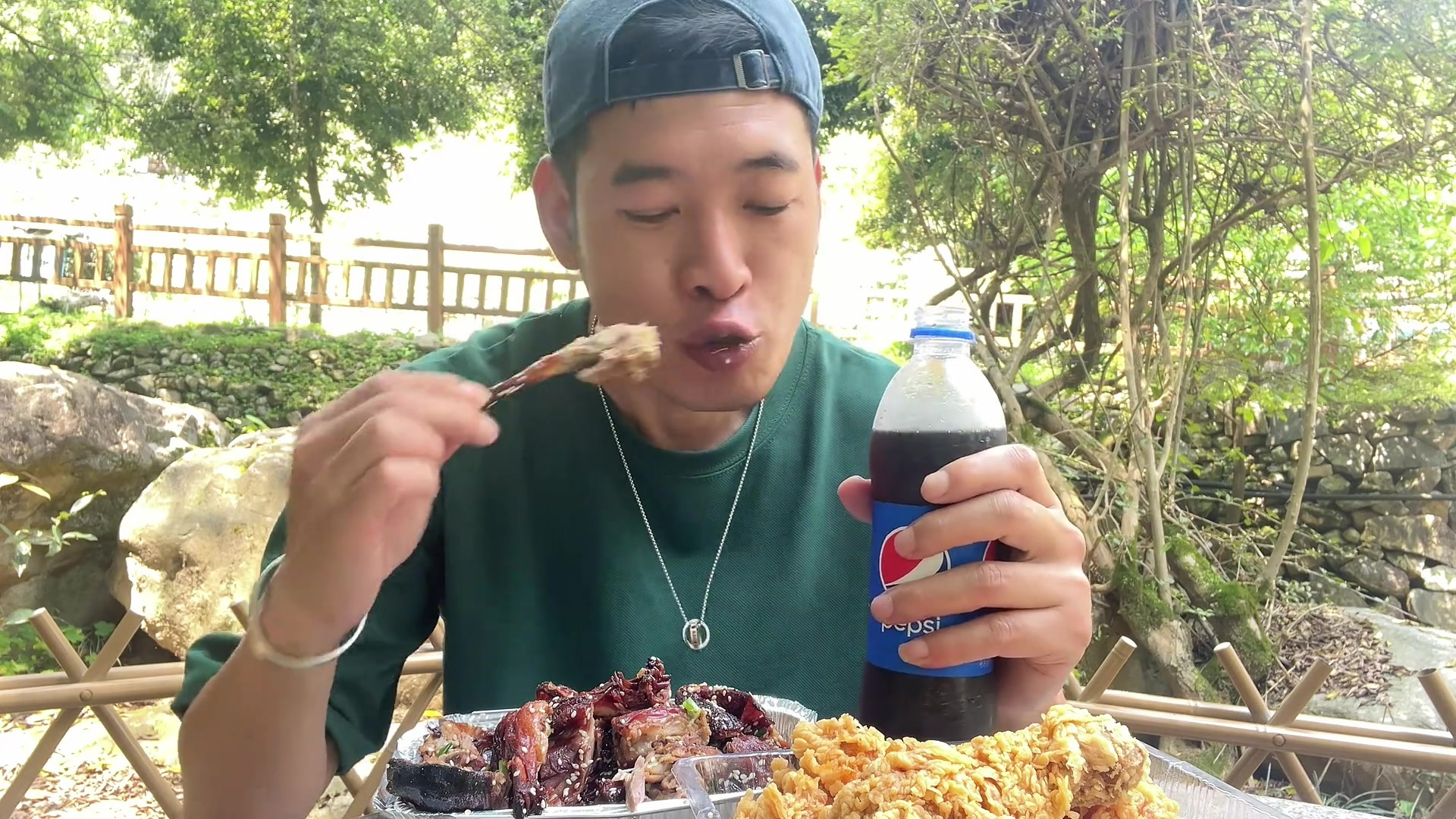 路过几乎都在排队的铁板烤鸭真的太香了