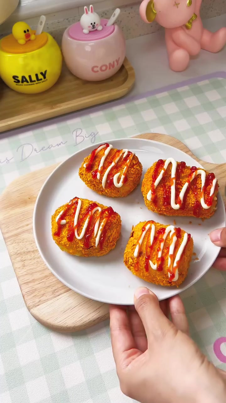 女儿的午餐，日式可乐饼，笑脸寿司。最近女儿爱上了寿司
