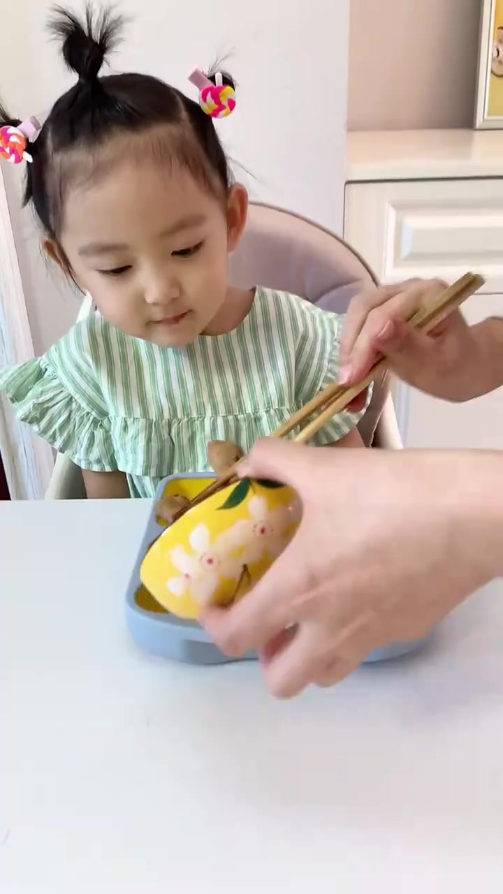 是不是小朋友都爱啃鸡爪