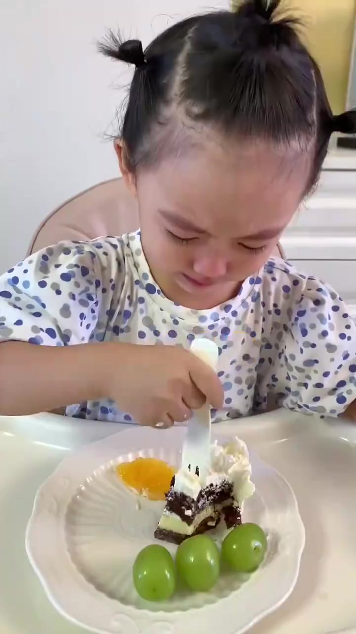 这样的小孩儿谁家要，一口蛋糕都不给她妈吃