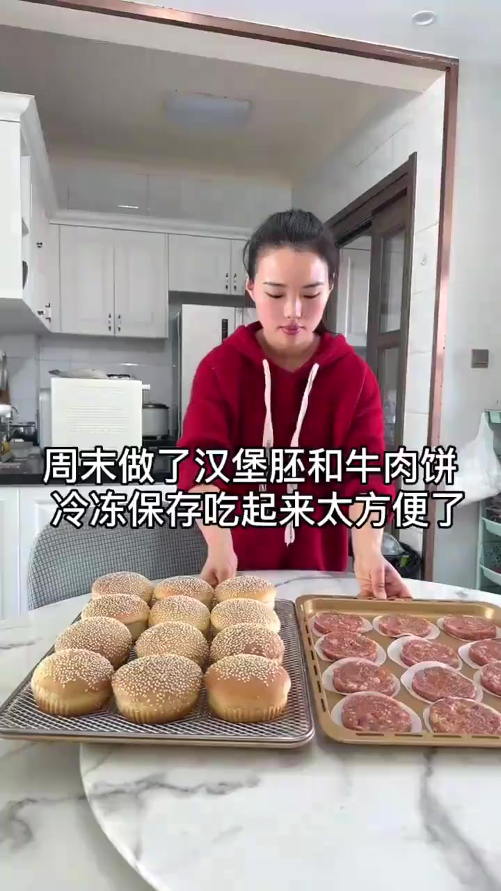 想吃汉堡不用出去买，在家做简单又好吃