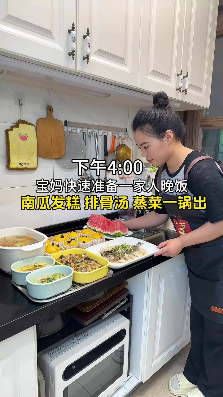 宝妈下午边带娃边做饭,快速做了南瓜发糕和排骨汤