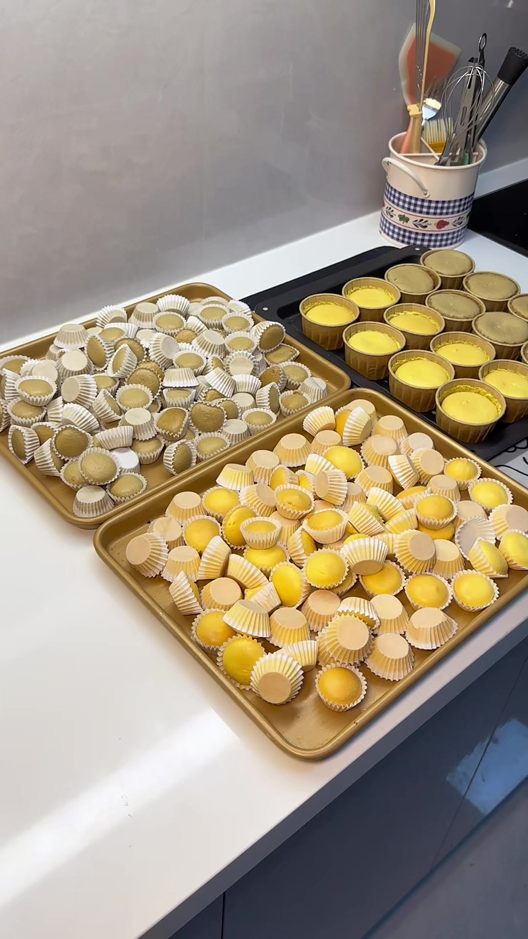 十个鸡蛋烤了三大盘小蛋糕，太香啦