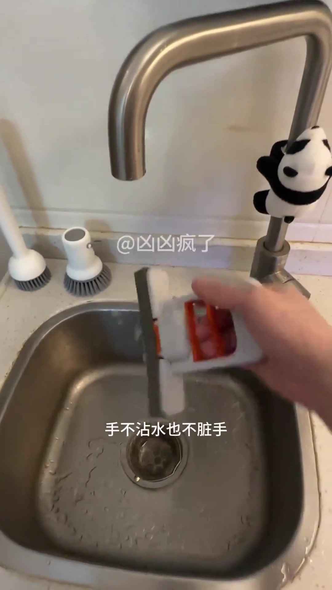 桌面海绵拖把抗造测试:反复擦,海绵没变形