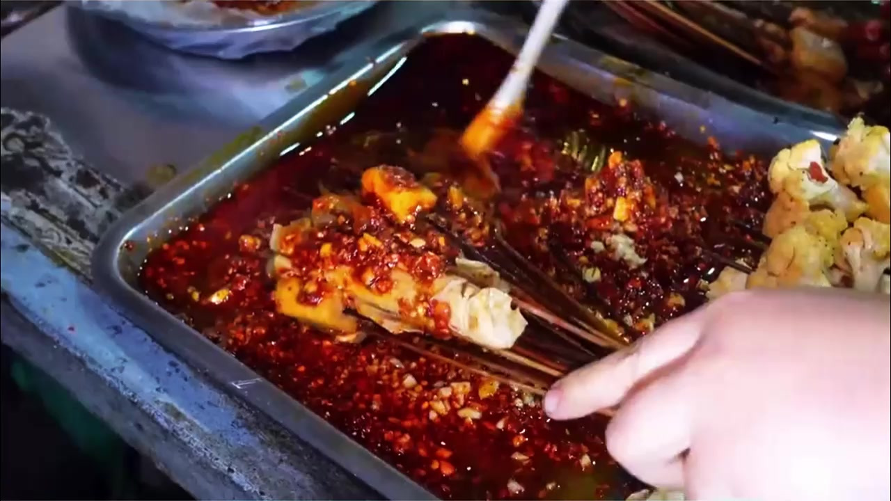 成都开了几十年的手提串串车，少女狠撸了几百串