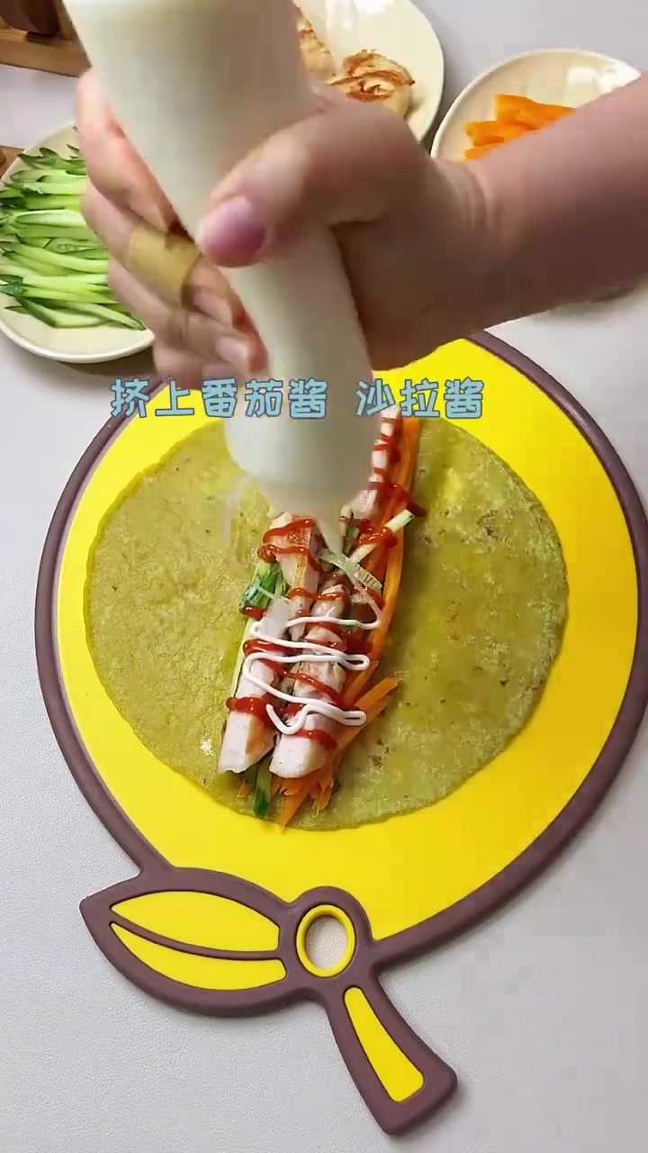 今天做了鸡排蔬菜卷饼，虾滑口蘑～太鲜甜了～