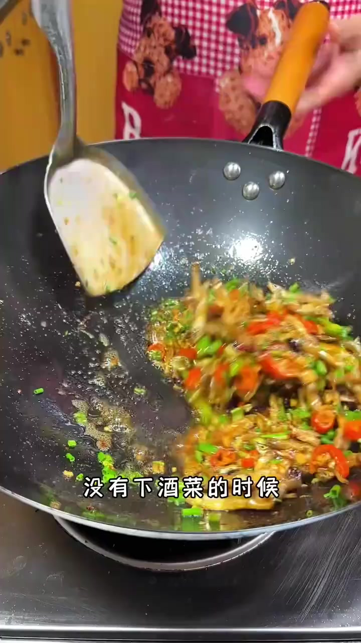这样做的辣椒炒小鱼仔,鲜香酥脆,好吃下酒又下饭