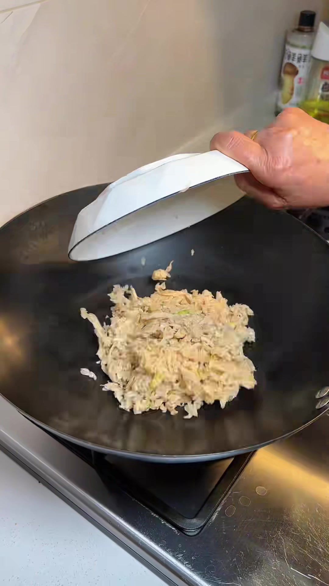 地道湘菜馆子里才能吃到的卜包菜丝炒腊肉,鲜香脆嫩