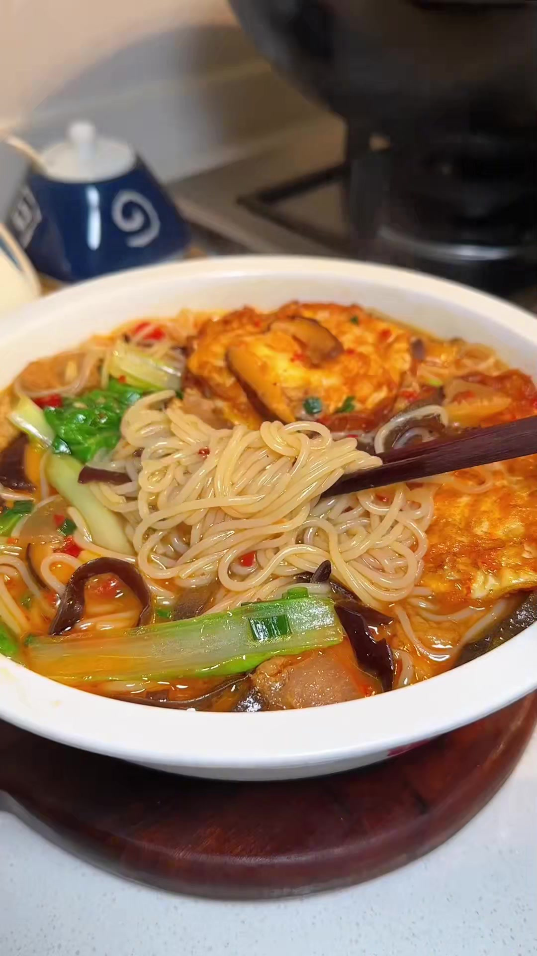 分享我们家经常吃的汤米粉做法,汤鲜味浓粉入味,做法简单家常