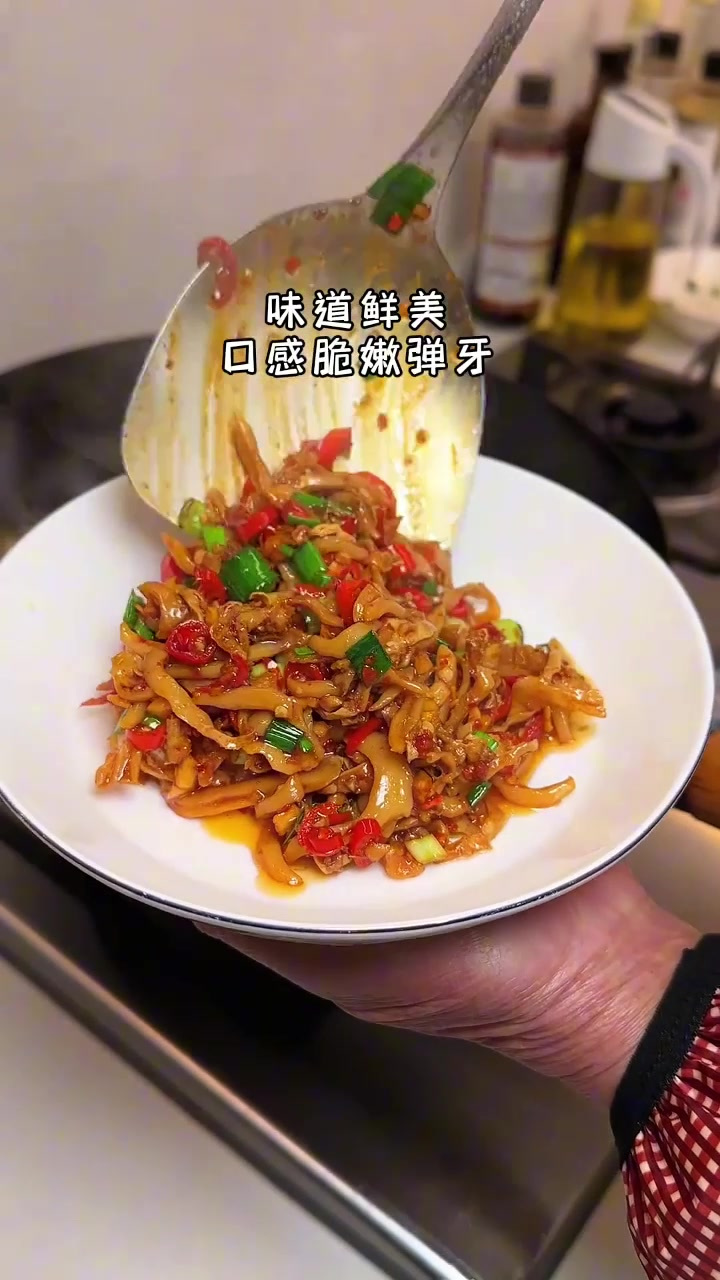 小炒河蚌肉应该很多人没吃过吧，又鲜又香又嫩，特别下饭