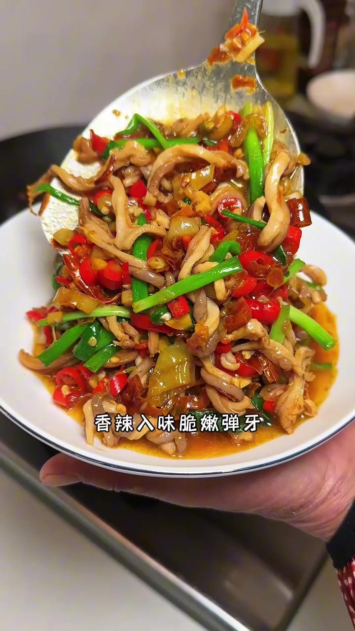 湘菜馆的招牌菜黄贡椒脆肚,在家做也很简单