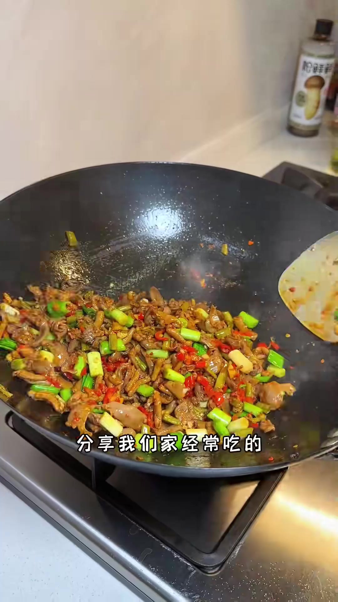 夏天吃饭没胃口你就安排这道酸辣鸡杂，酸辣开胃，下饭杠杠的
