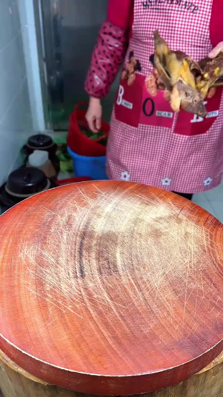 没吃完的腊鸡肉,拿出和干香菇一起炖