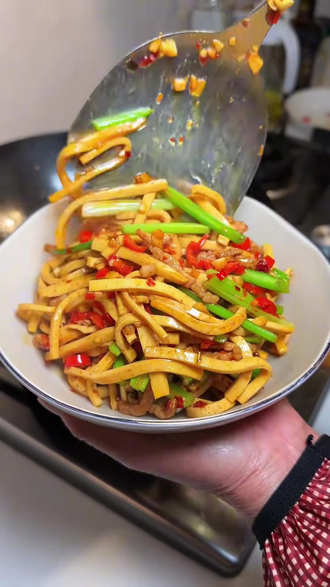 百吃不厌的芹菜肉丝炒百叶豆腐，口感丰富，好吃又下饭