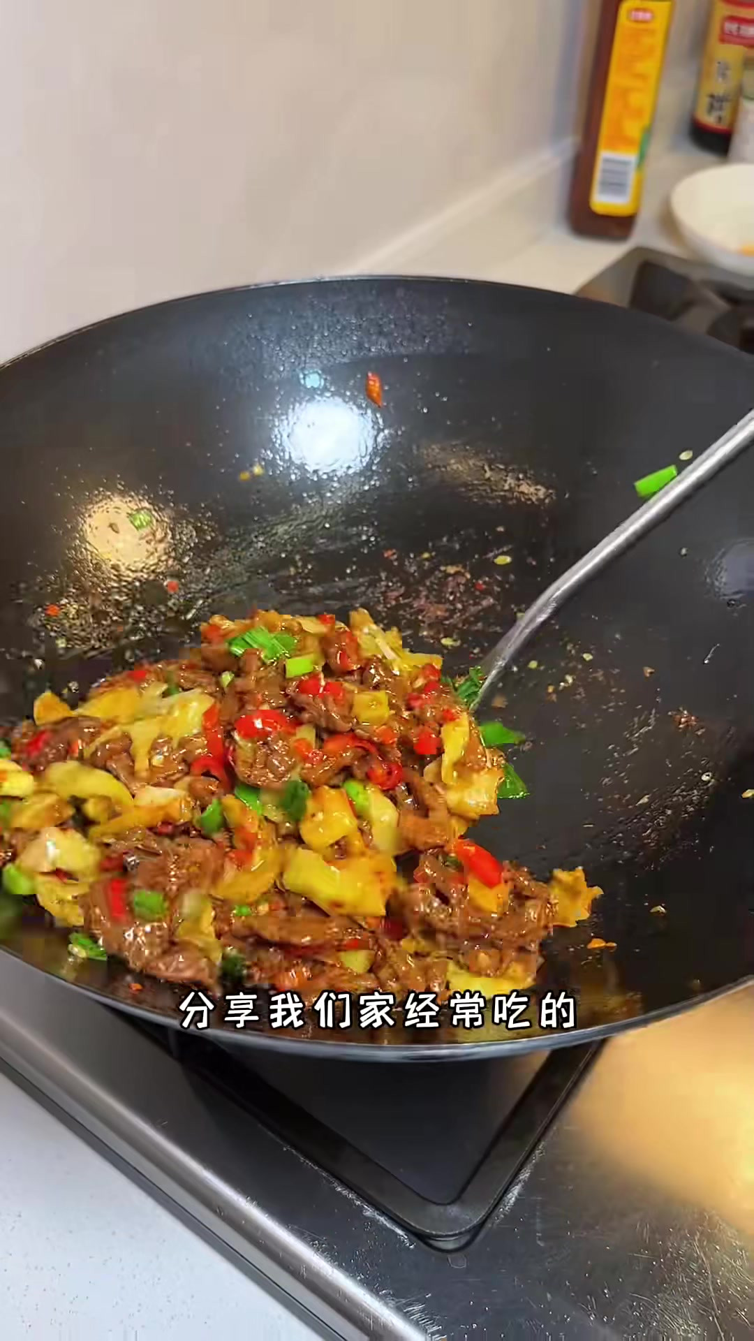 天热吃饭没胃口，安排这个脆黄瓜皮炒牛肉，酸酸脆脆的