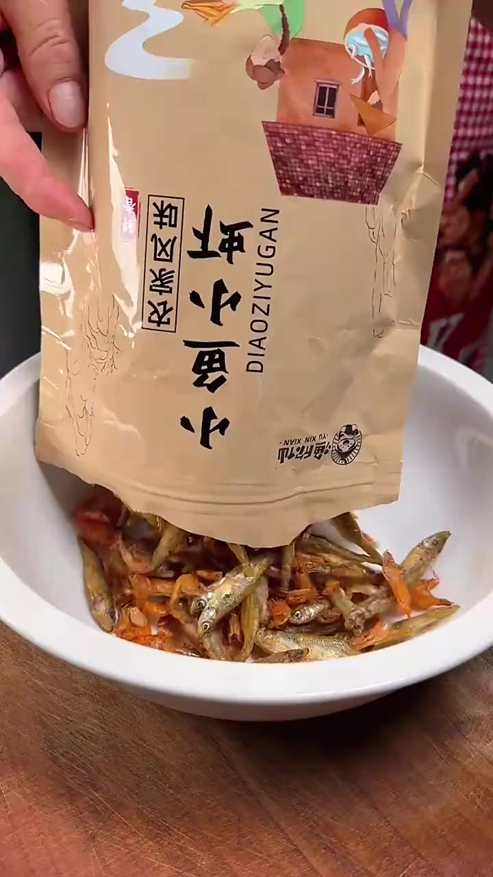 天热吃饭没胃口，像这样做一碗韭菜炒小鱼小虾