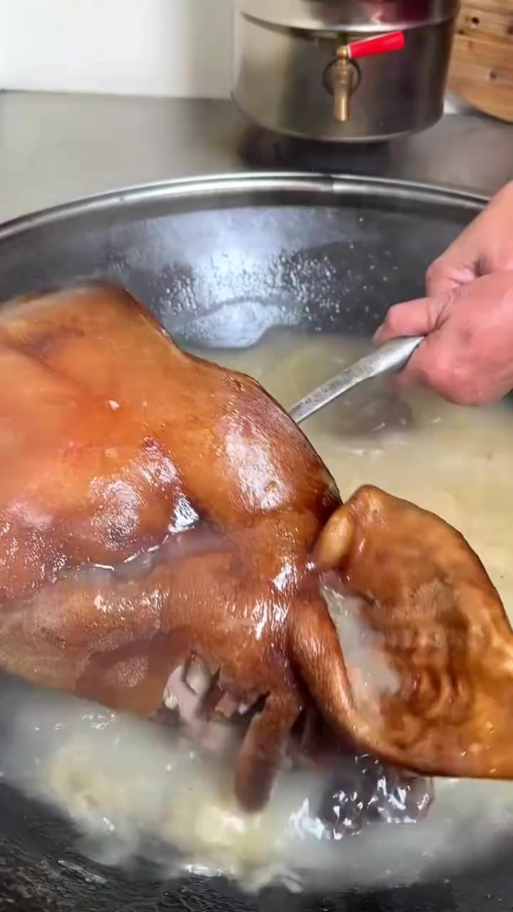 没吃完的腊猪脸肉，今天拿来做干锅猪脸肉吃