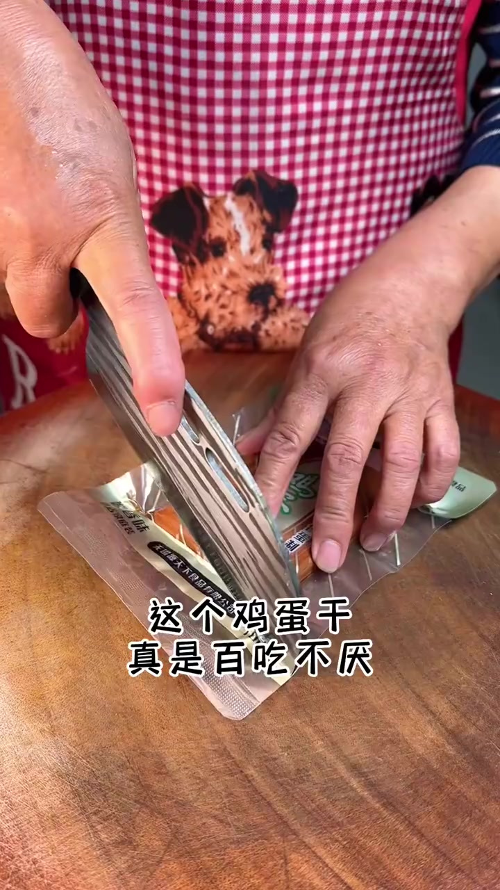 天热吃饭没味口，来一盘这样的凉拌鸡蛋干