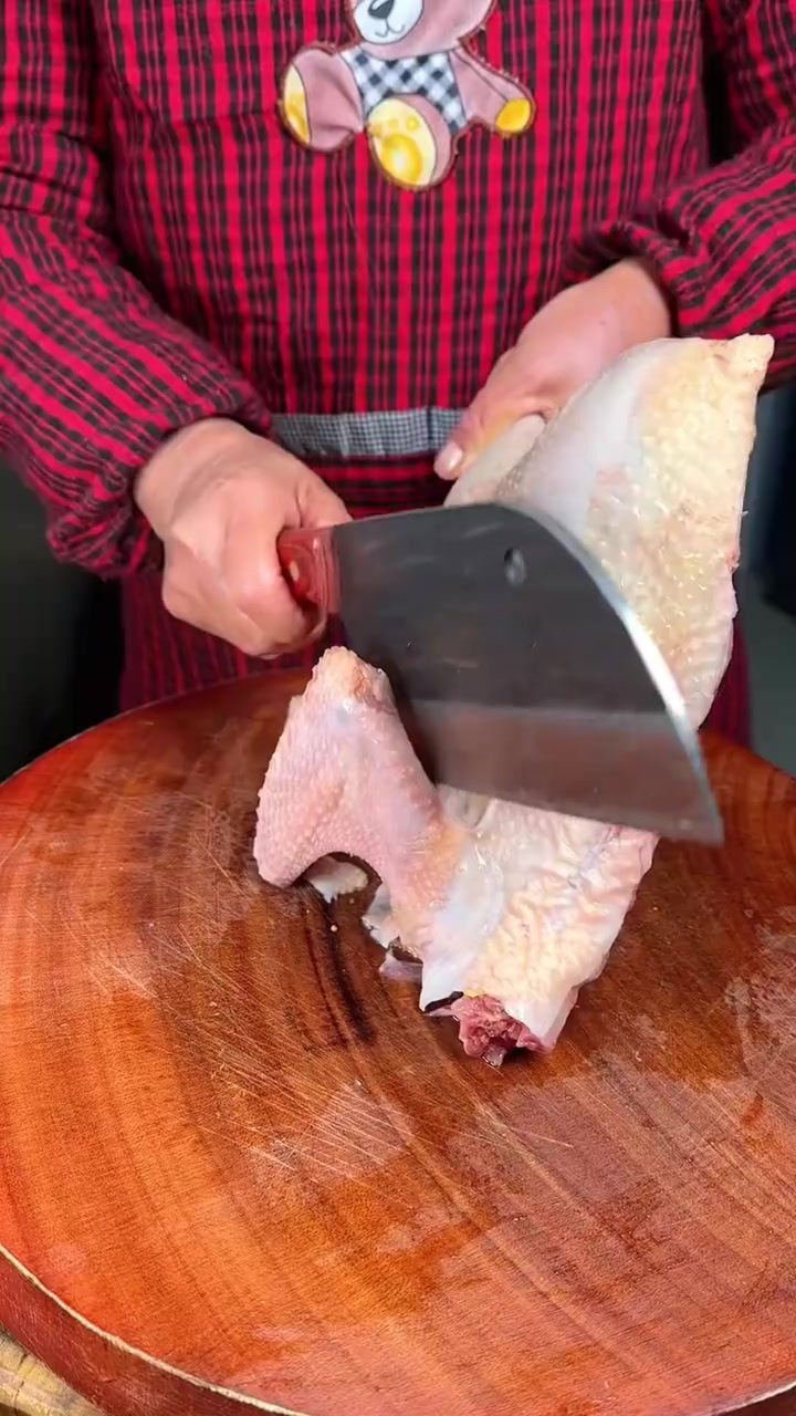 这个鲜香味美的鸡肉炖干豆角,餐桌上可以安排