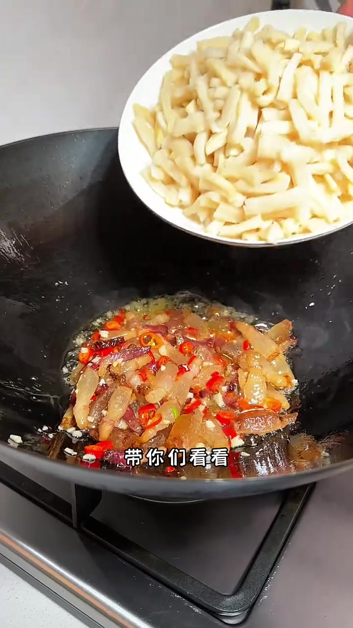 简简单单的萝卜干炒腊肉,一口一个嘎嘣香脆,好吃又下饭