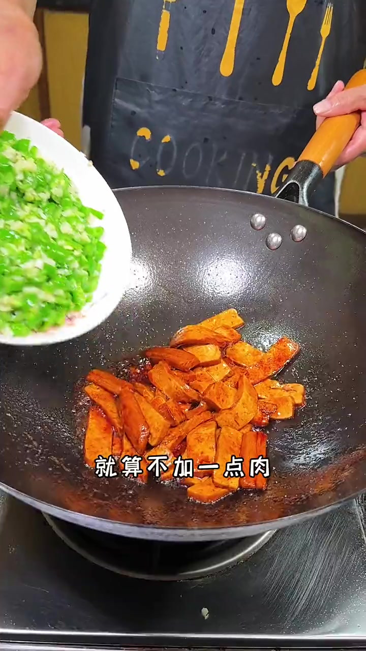 哪怕不放一点肉，就这个辣椒炒香干我都能吃三碗米饭
