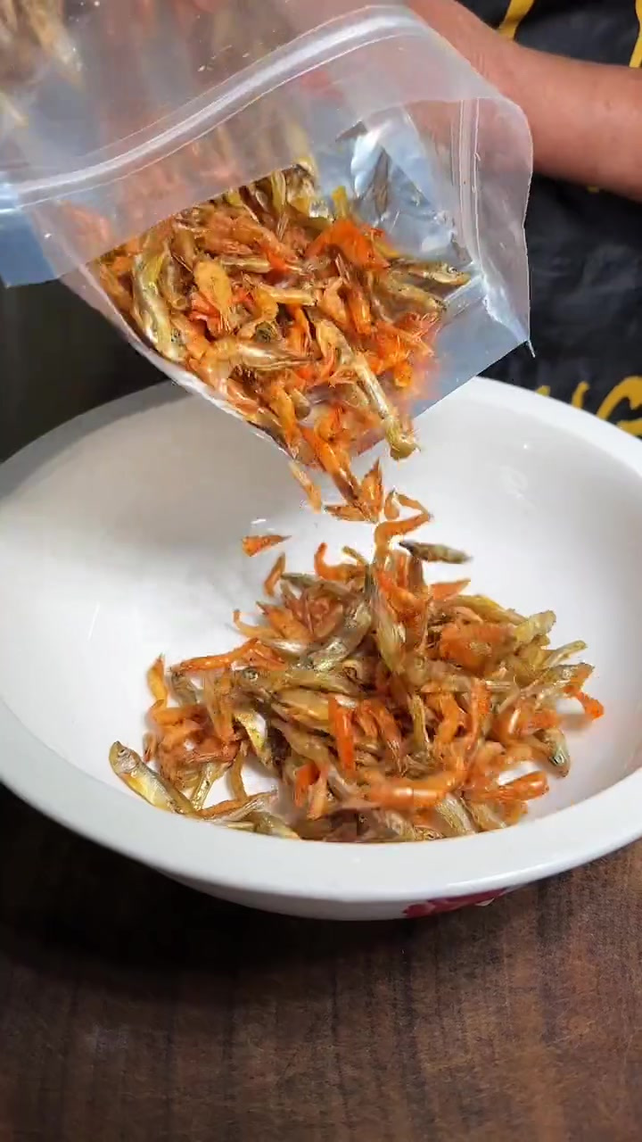 家里来客，这道辣椒炒小鱼小虾一定要安排上，下酒又下饭