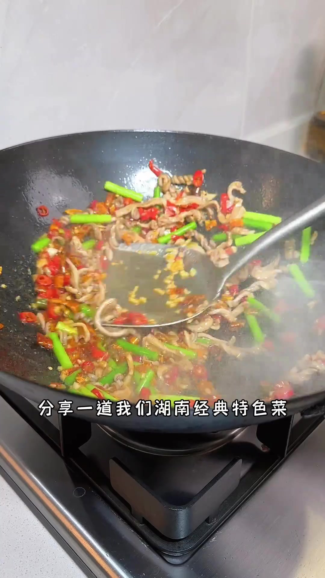 湘菜馆特色菜黄贡椒脆肚，鲜香脆嫩