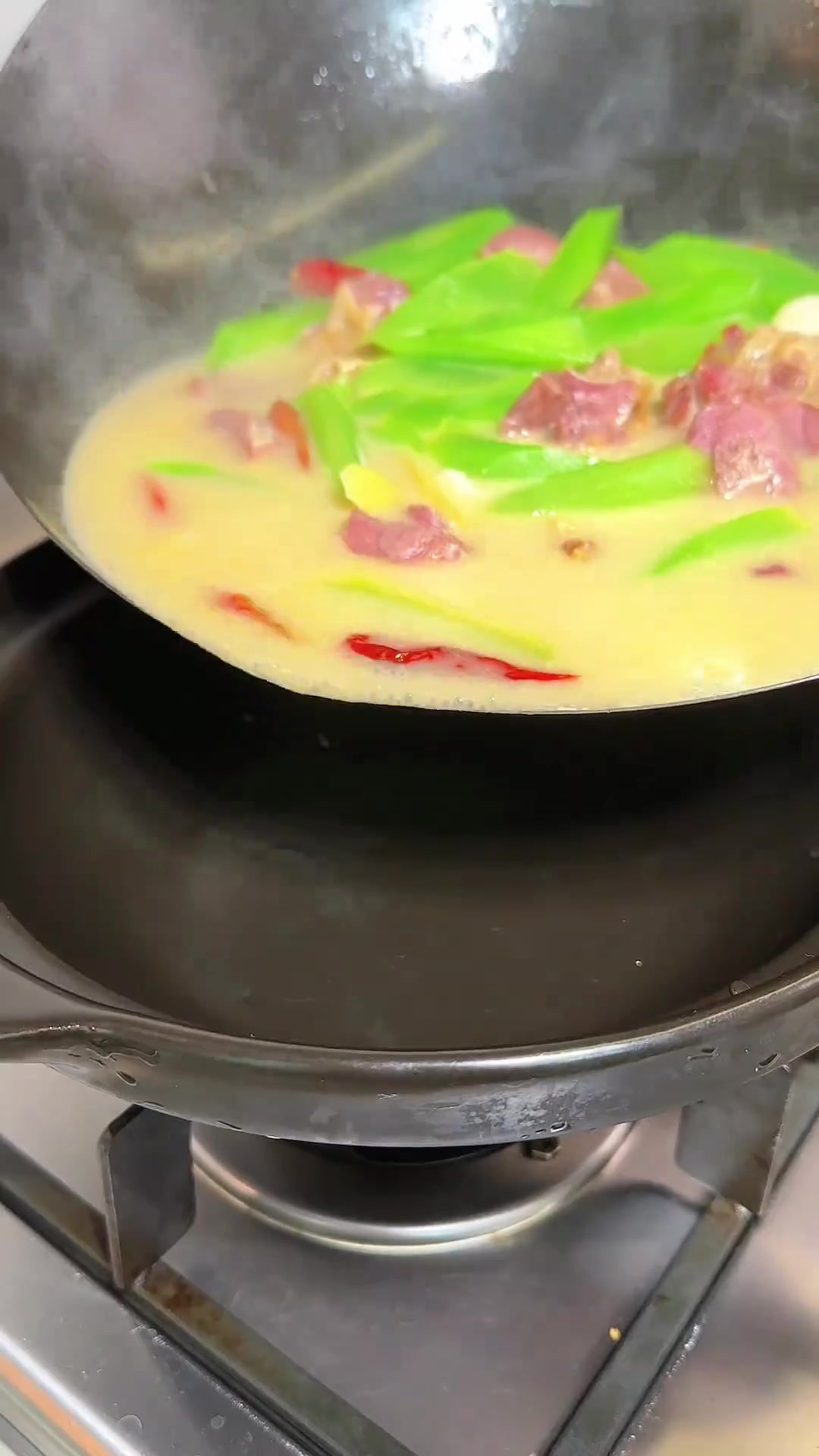 天气转凉了，安排一锅风干鸭腿炖粉条，鲜香入味，热乎乎的，吃的