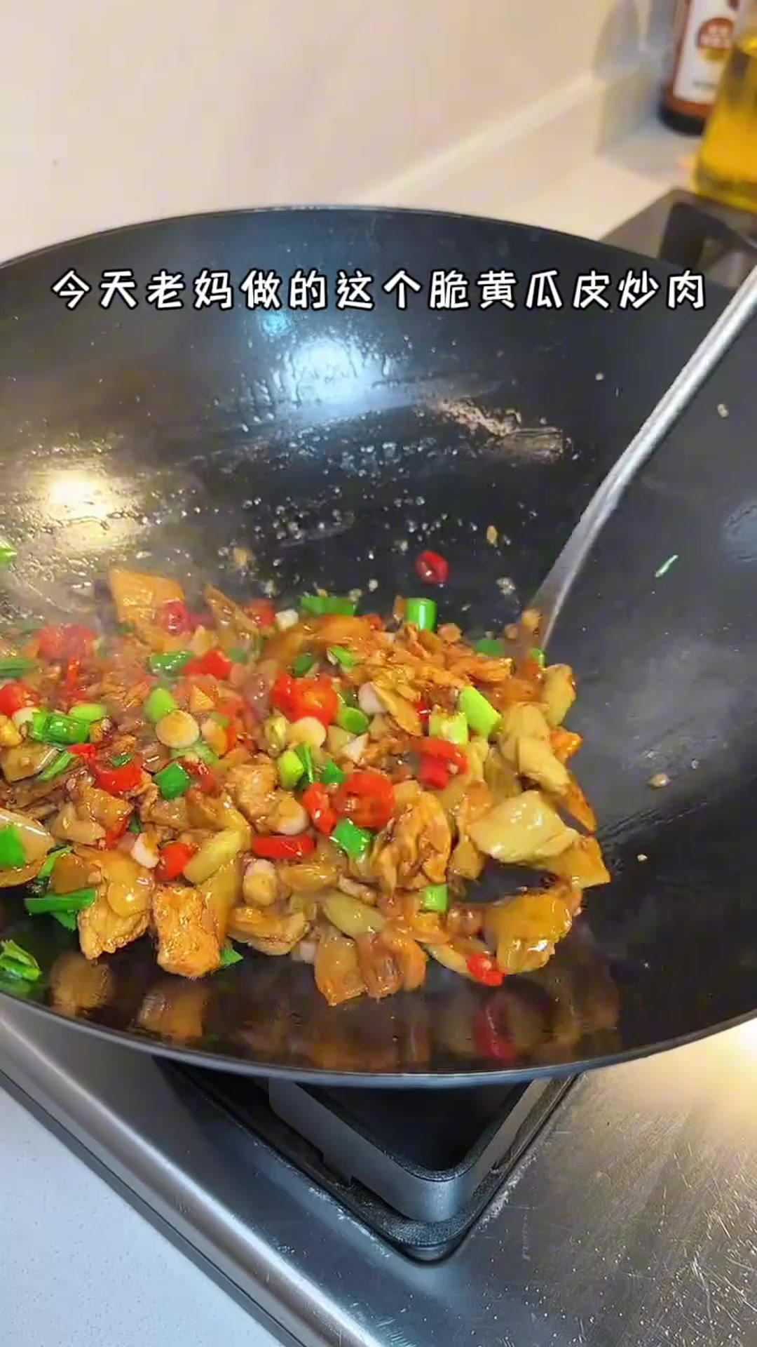安排这道脆黄瓜皮炒肉，酸酸脆脆的，很开胃很下饭