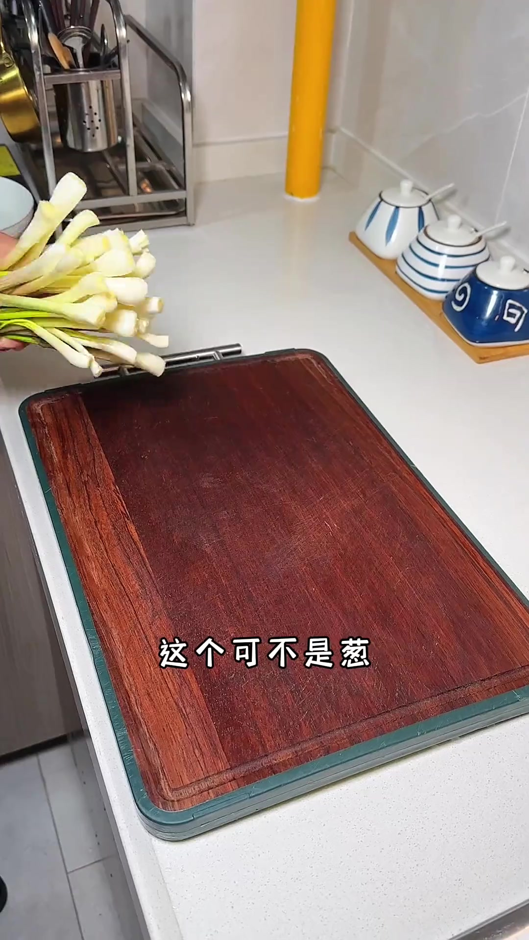 鲜嫩的藠头搭配腊肉一起炒，满屋飘香，好吃又下饭