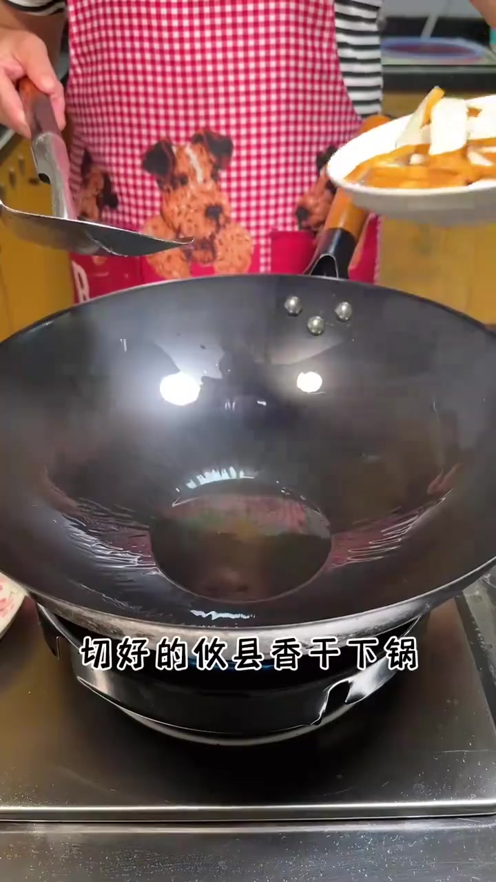 软嫩的攸县香干和芹菜肉片一起炒,又鲜又香