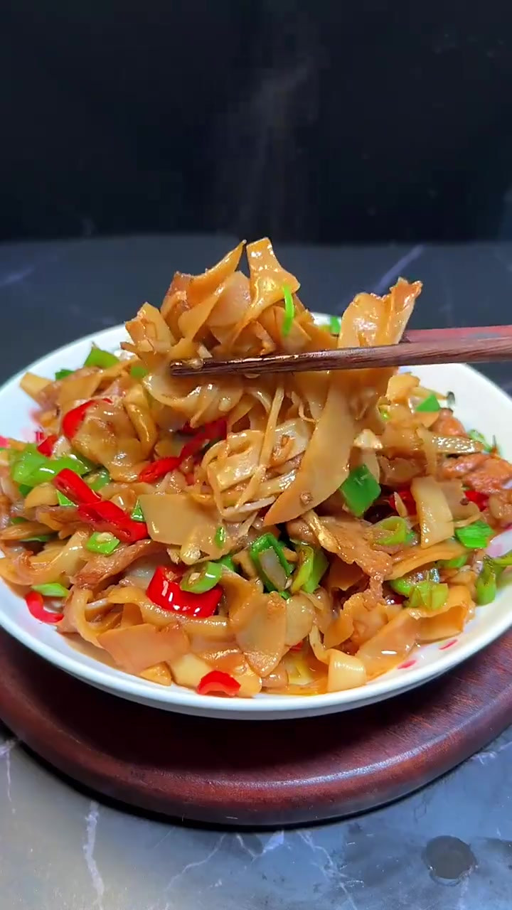 脆嫩脆嫩的笋尖炒肉,也太香了,下饭那是杠杠的