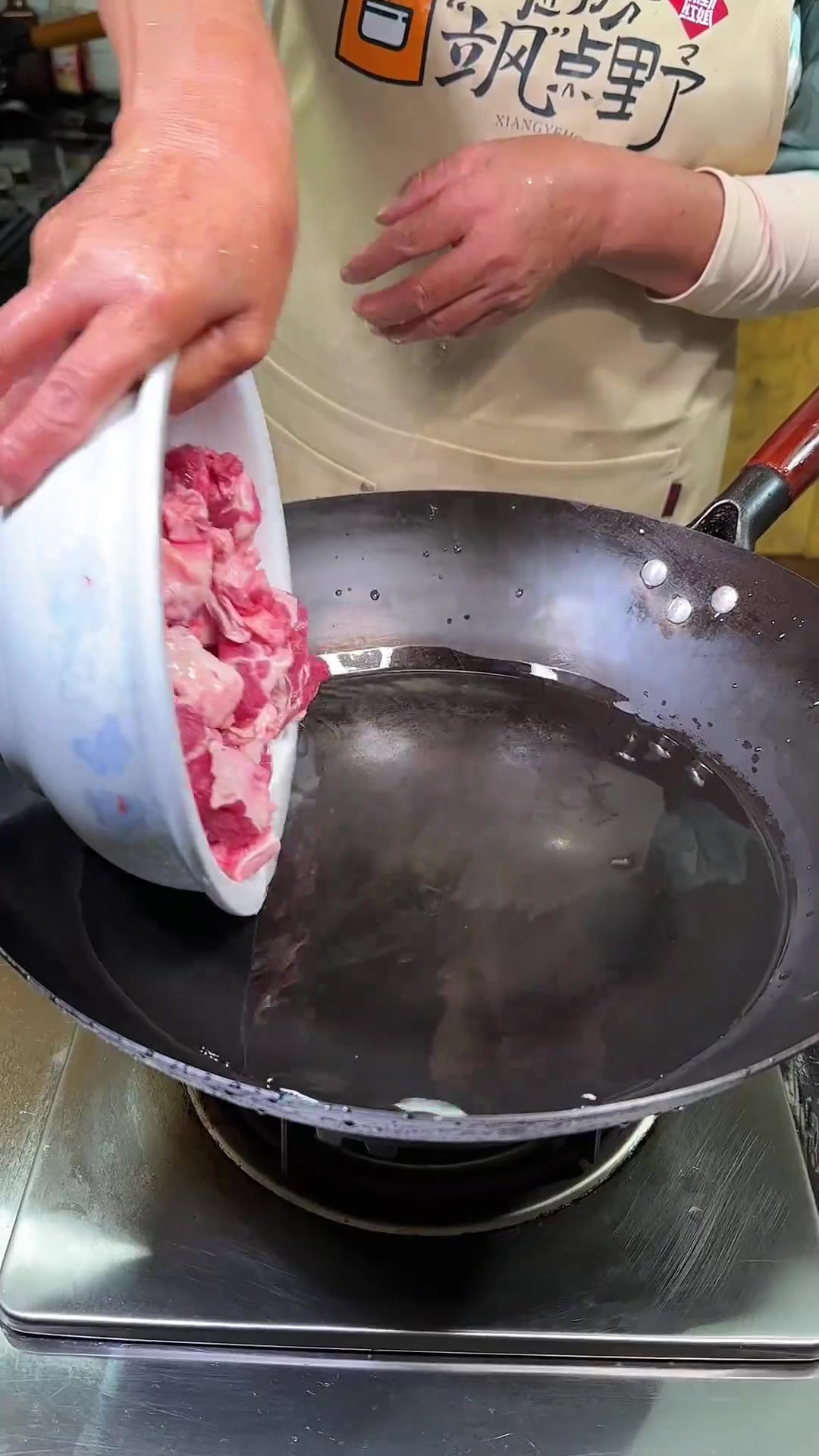 红烧牛肉面自己在家这样做，牛肉软烂好吃