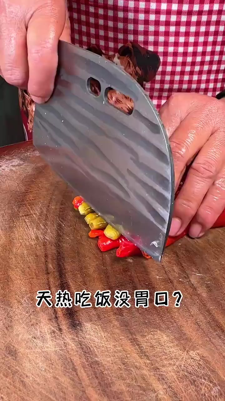 天热吃饭没胃口,这个酸辣椒炒鸡杂可以安排上,酸辣开胃