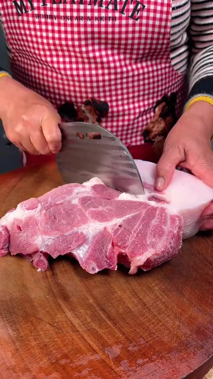 杨妈第一次做红烧狮子头，得到了家人的一致好评