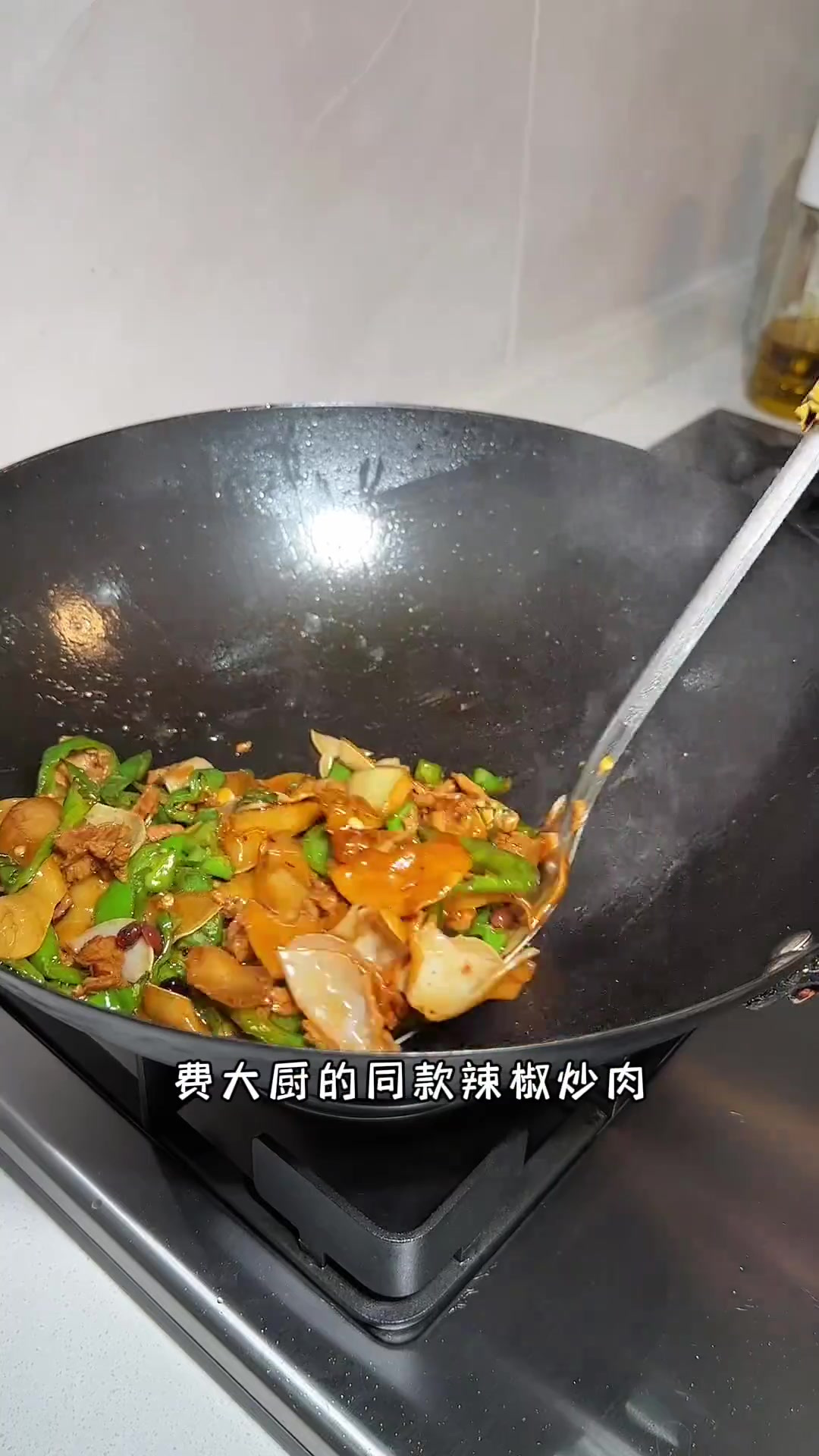 今天我妈这样做的辣椒炒肉也太香了，加了白玉木耳一起炒爽脆好吃