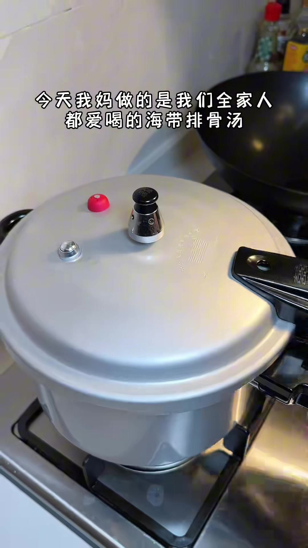 我妈每周都要做两次的海带排骨汤，汤鲜味美，营养又好喝