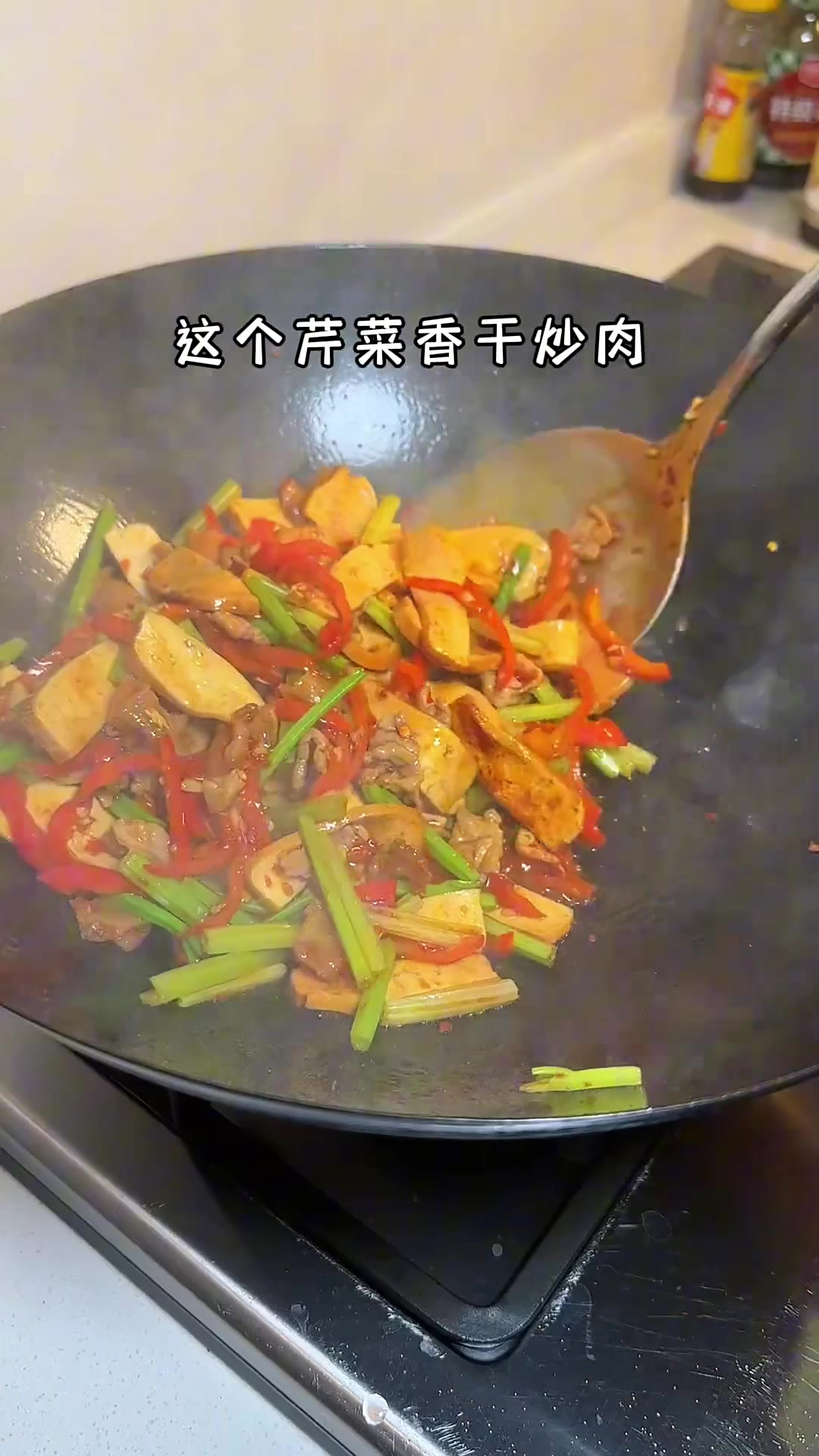 经典下饭菜芹菜香干炒肉,一道菜顶三道菜