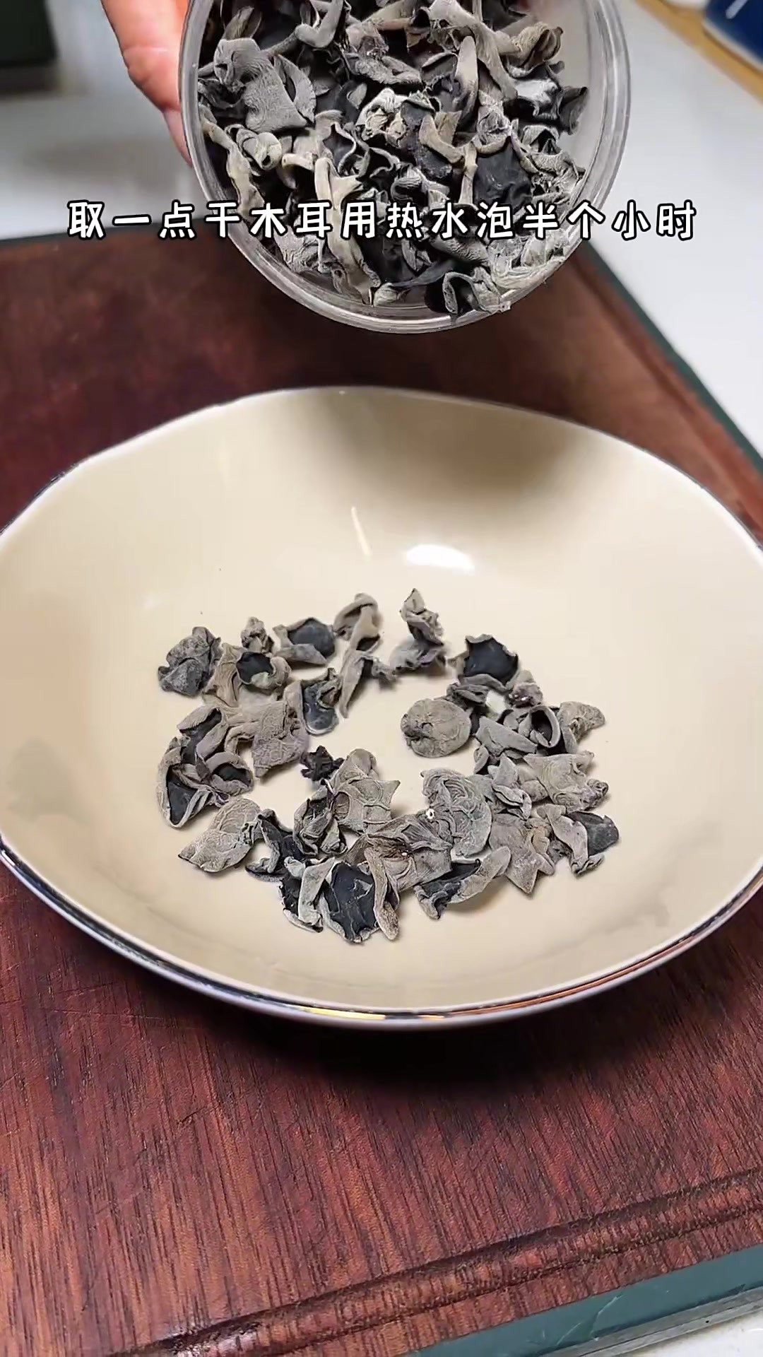 分享我家经常吃的木耳炒肉做法,肉厚劲道,营养好吃又下饭