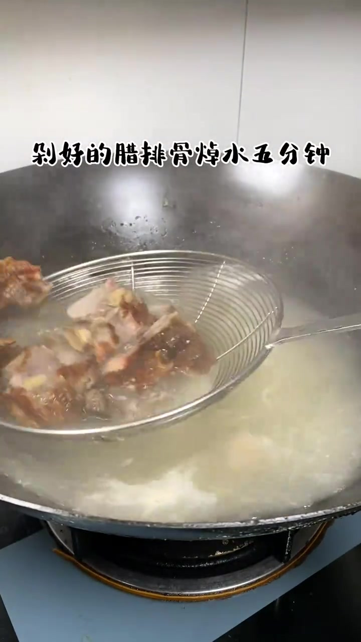 霉豆渣都吃过吗，像这样和腊排骨炖一钵