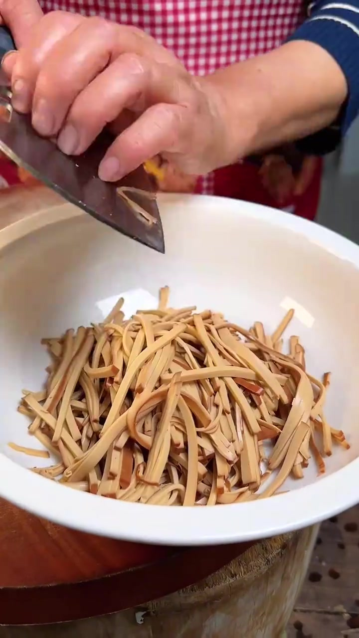 天热吃饭没味口,来一盘这样的凉拌鸡蛋干