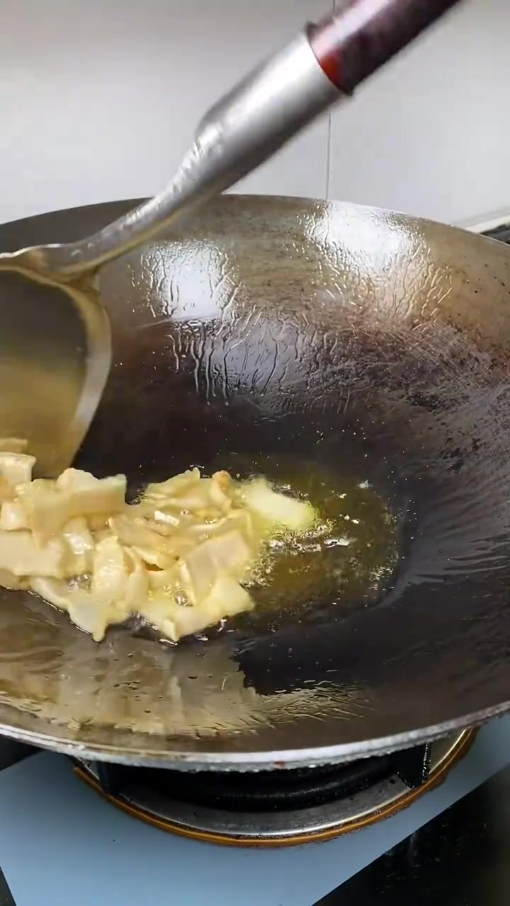 这样做的油豆腐炒肉真的特别好吃