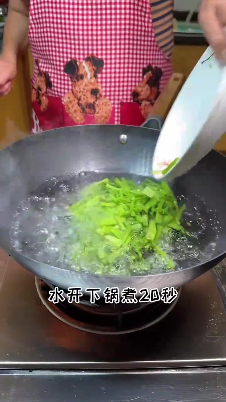 在家做一个凉拌贡菜，开胃爽口嘎嘣脆