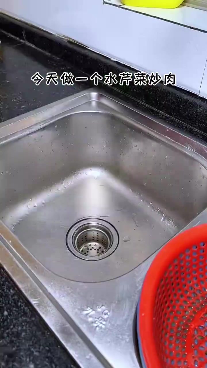 正是野芹菜生长旺盛的时候,拿它来和肉一起炒,真香