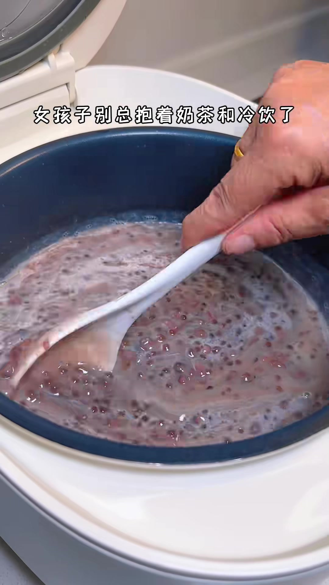 不要总是喝奶茶冷饮了，自己在家做这个红豆西米露，好喝又健康