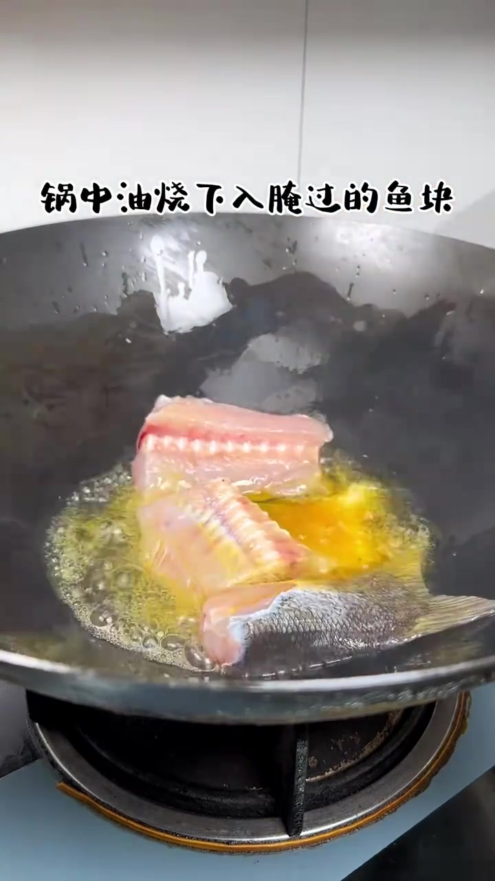 来上这样一钵酸盐菜炖鱼块,也太满足了