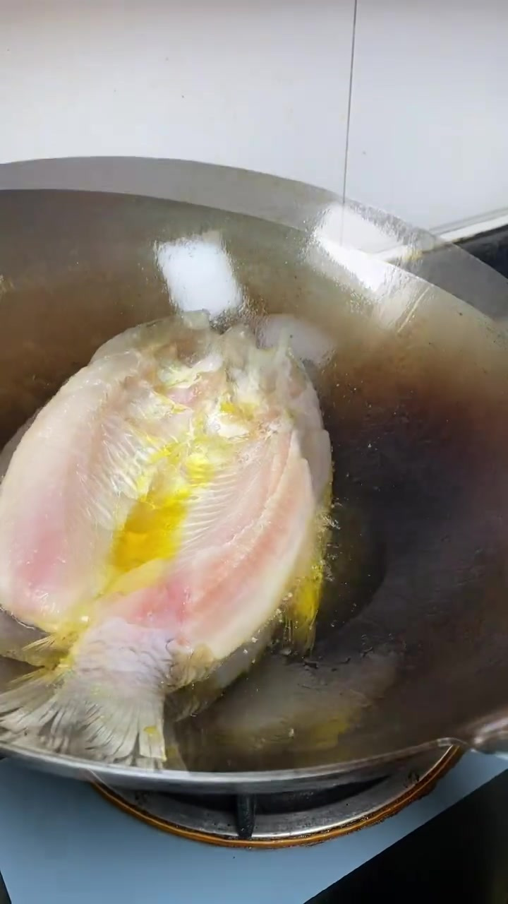 这个苏丹鱼,肉质鲜嫩,没有土腥味,连鱼鳞都能吃